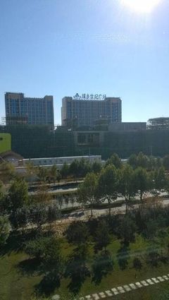 現征集購物中心八字標語… 北京城鄉(xiāng)世紀廣場,北京城鄉(xiāng)貿易中心股份子公司.